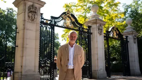 Sculptor Seeks to Portray Queen's Grandeur in Sculpture