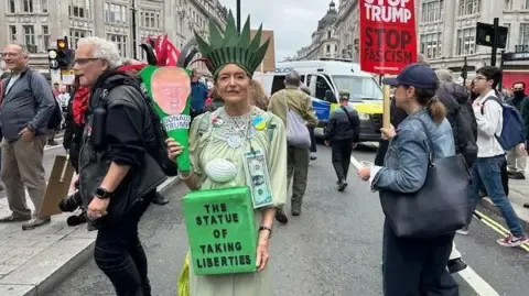 Numerous Protesters Gather in Central London to Oppose President Trump's Return Diplomatic Journey