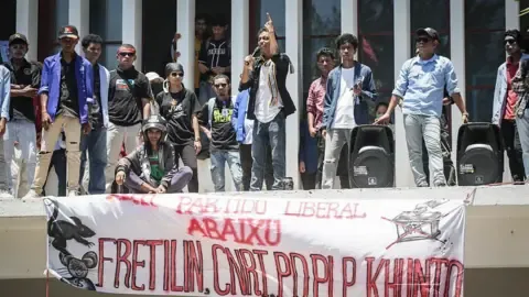 Timor-Leste Scraps Plan to Provide Free Automobiles for Parliamentarians After Large-Scale Protests