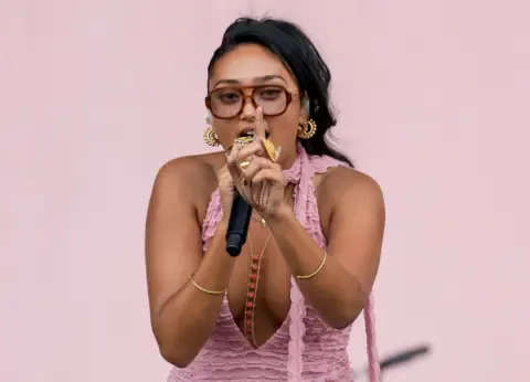 The singer-songwriter Embracing Perfectionism – Her Music Benefits for It