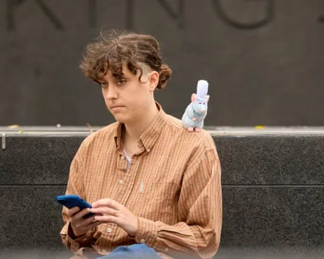 Folks give me a broad clearance’: This weird seven days of wearing shoulder toys